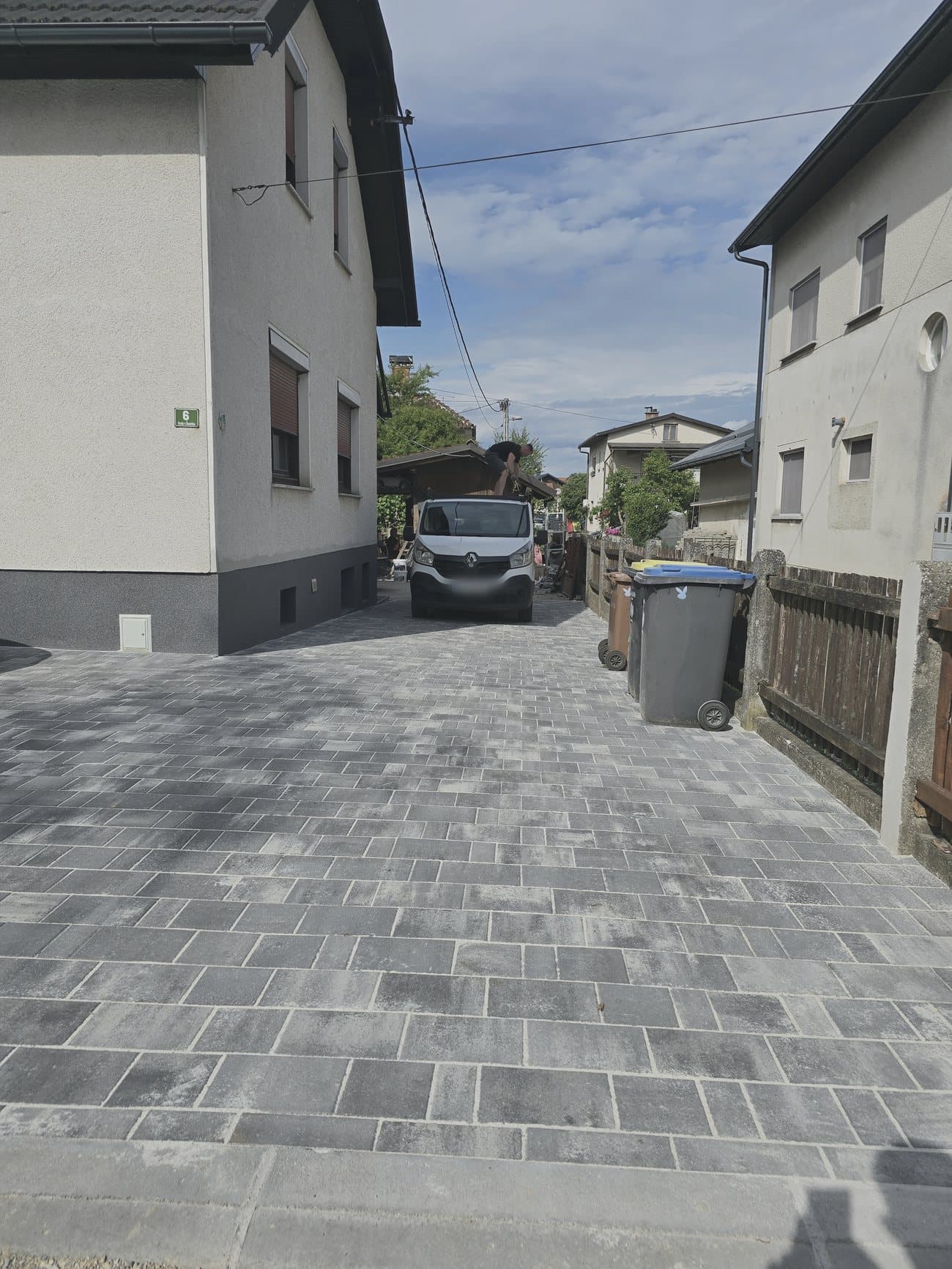 Dokončan dovoz s temnimi tlakovci, Ljubljana 200m²