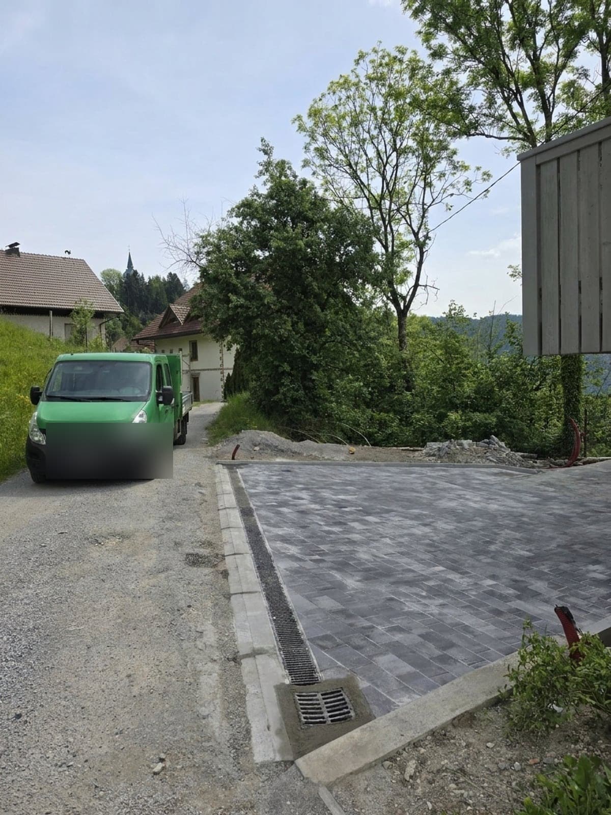 Isti dovoz po ureditvi: tlakovana površina iz temnega granita