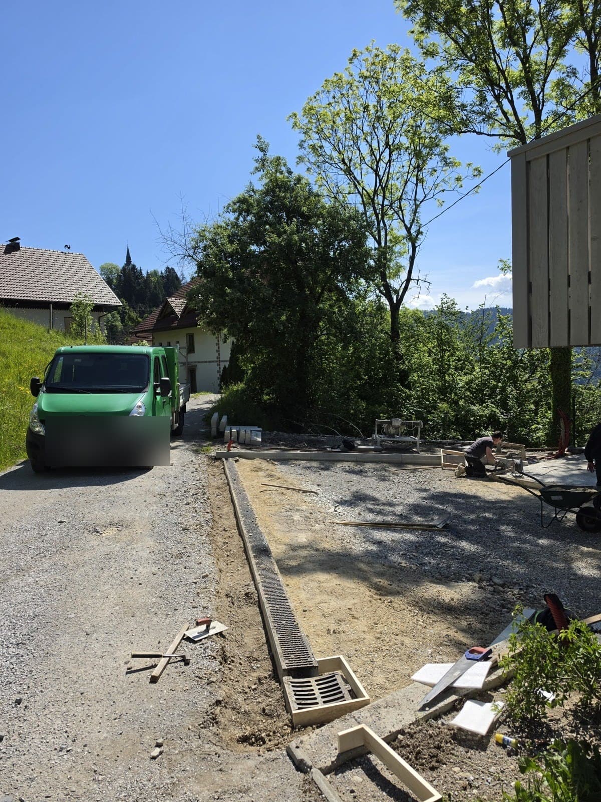 Dovoz pred ureditvijo: gramozna podlaga in gradbišče
