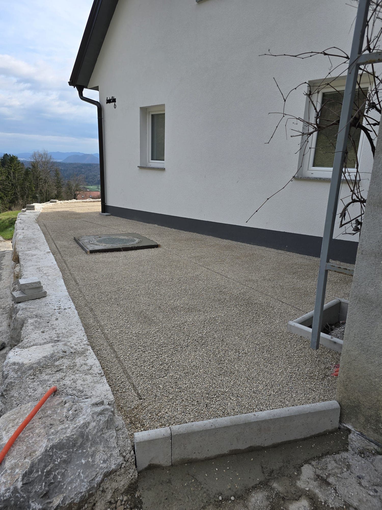 Dvorišče s pranim betonom