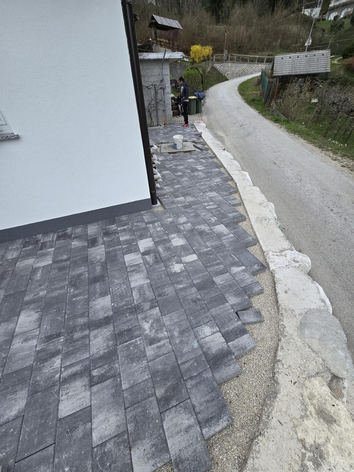 Dokončana tlakovana površina ob hiši, Tržič 60m²