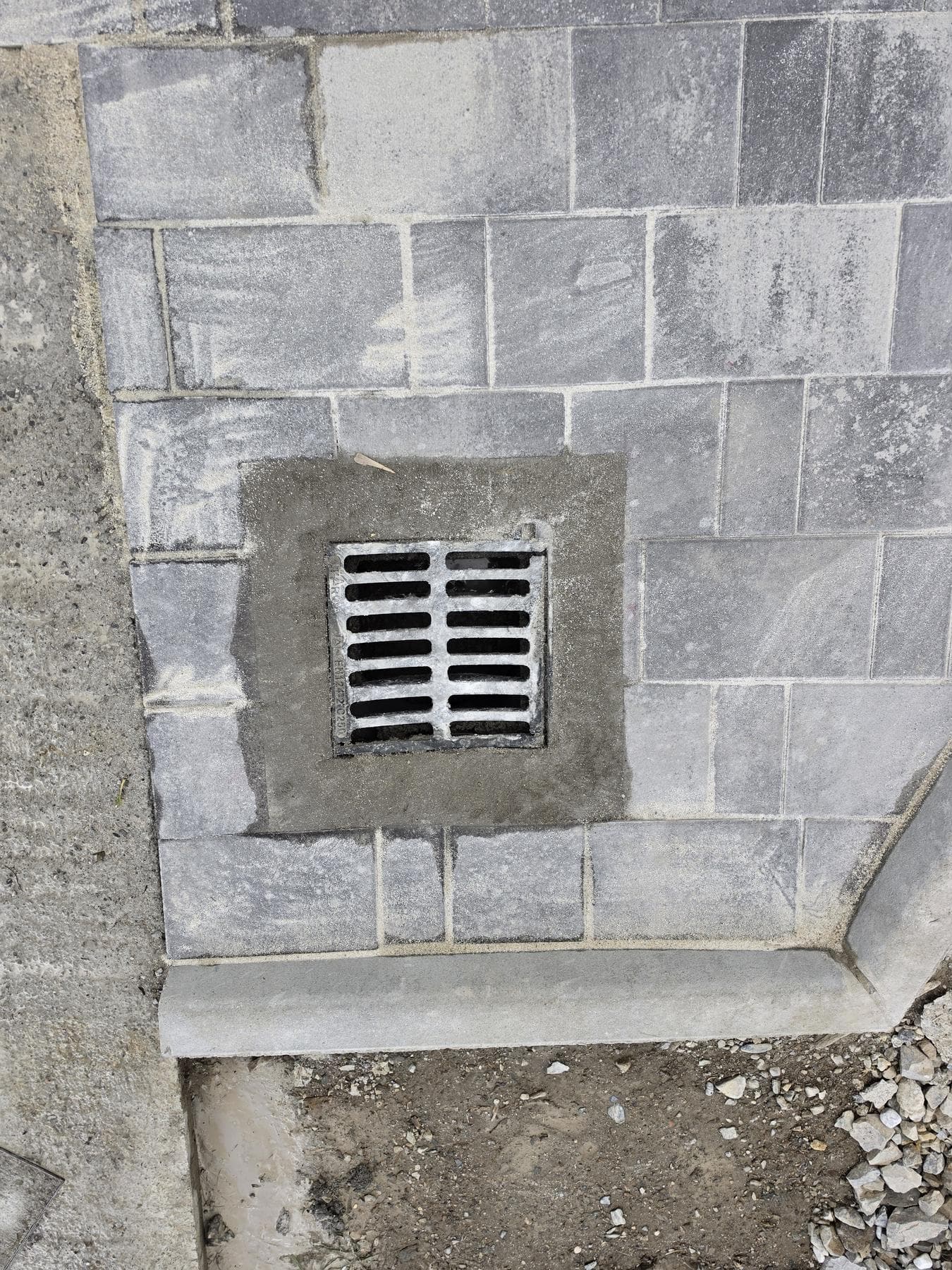 Vgrajena odtočna rešetka v tlakovani površini, Škofja Loka 55m²