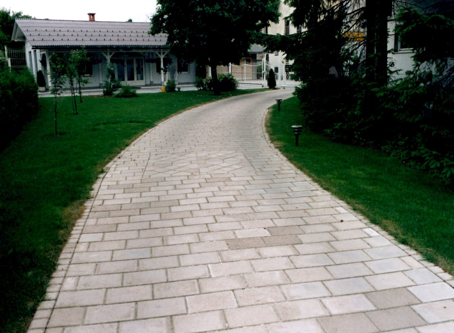 Arhivska fotografija iz zgodovine dela pri TLK Design